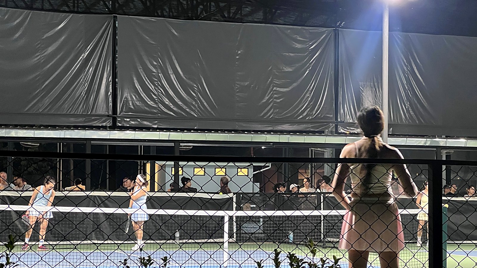 สนามพิคเคิลบอลใต้ไฟสปอตไลต์ในช่วงค่ำ