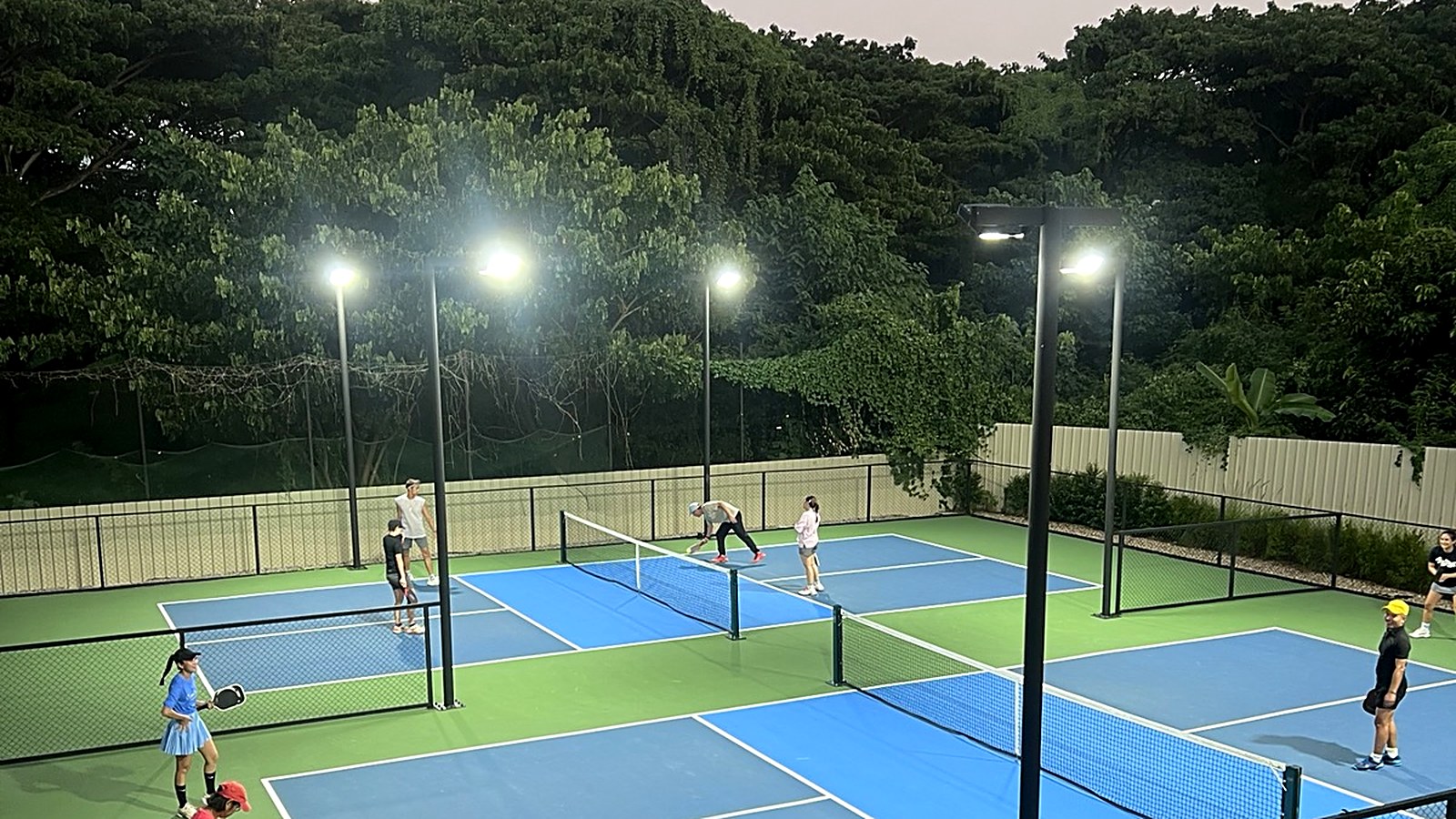 สนามพิคเคิลบอลของ BokBok ในช่วงค่ำ